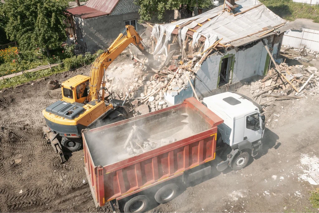 Вывоз мусора после сноса зданий с выездом в Перми в октябре