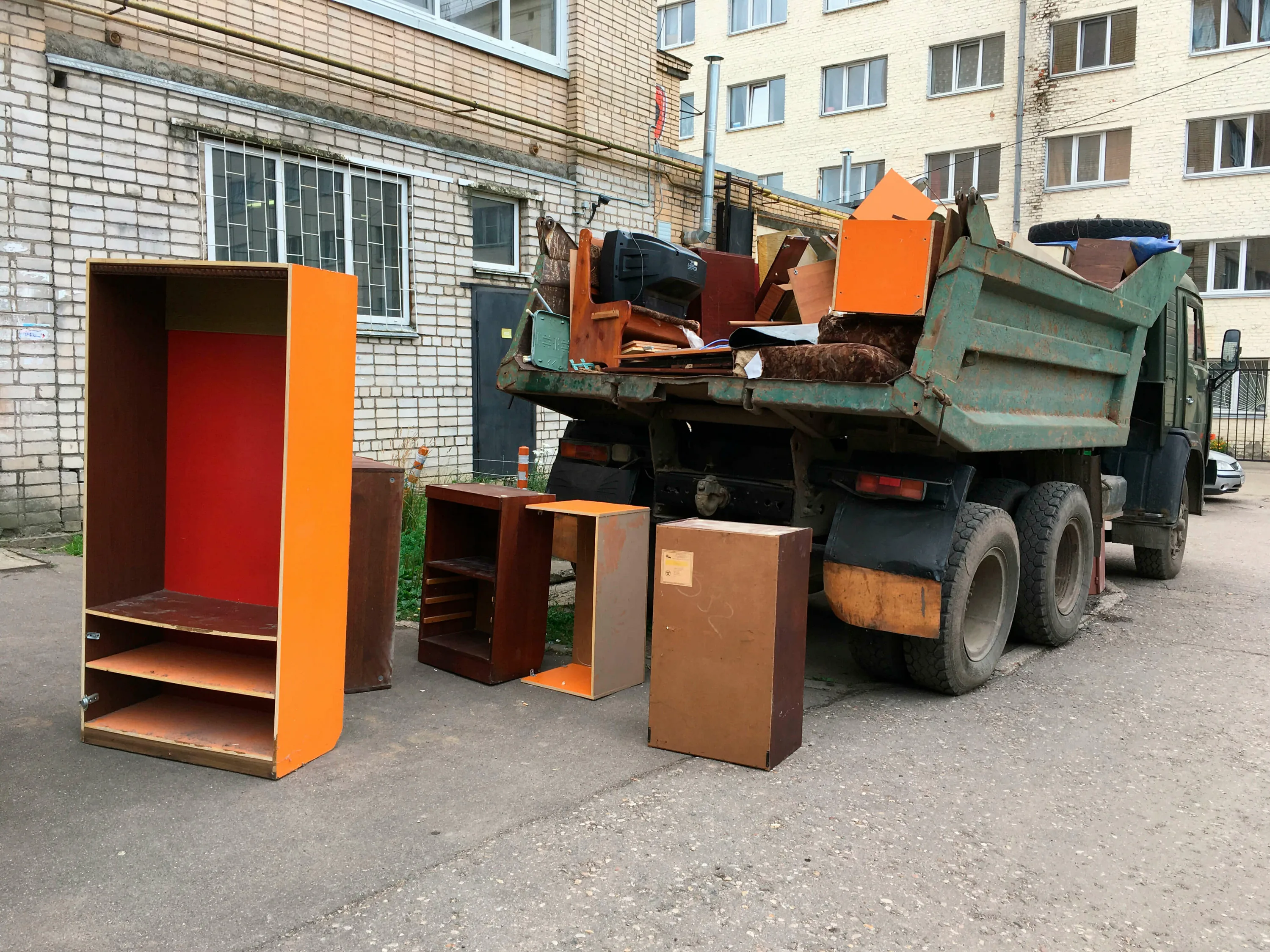 Утилизация старой мебели с вывозом и разбором в Перми в октябре