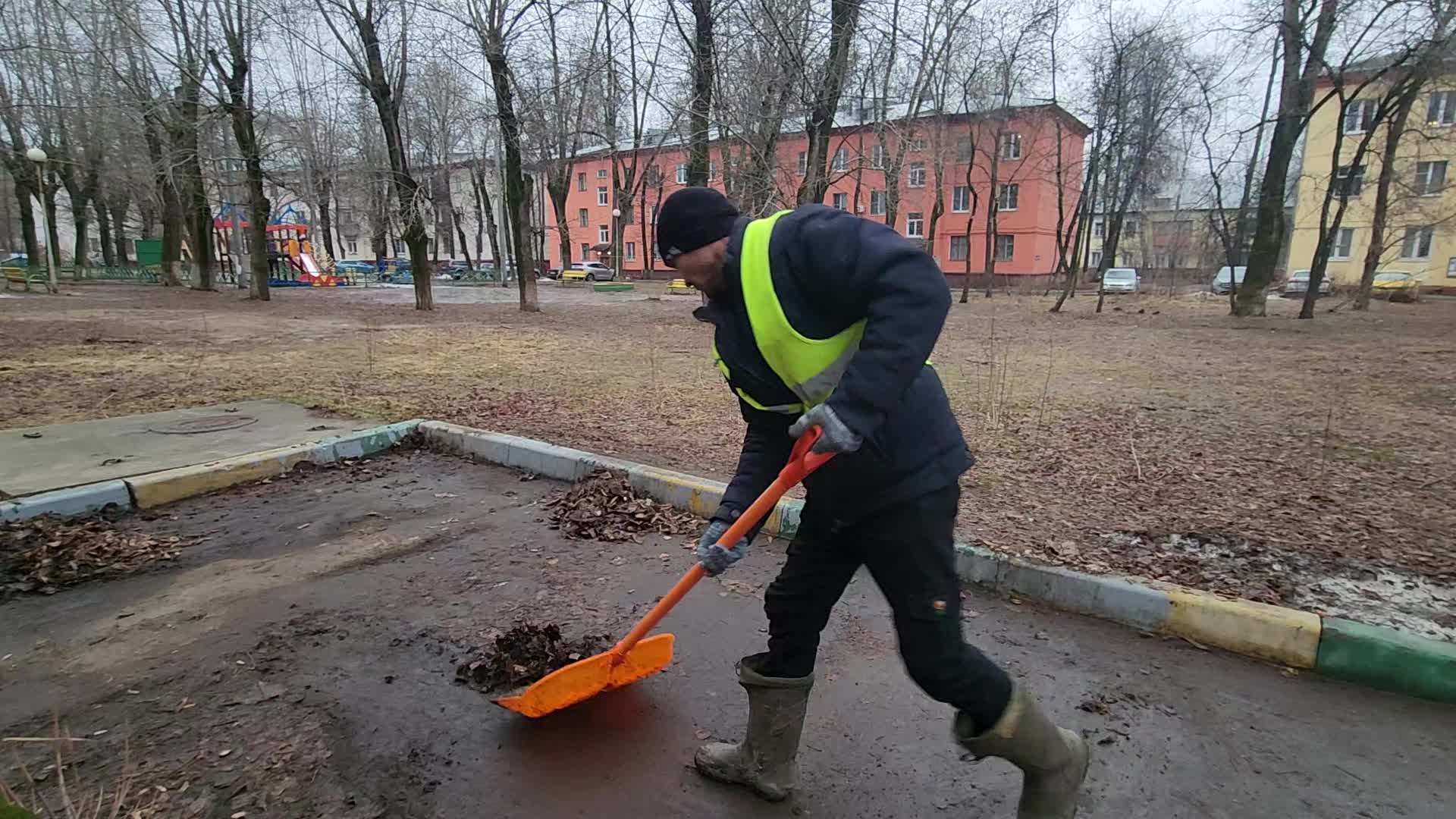 Уборка территорий в Перми в октябре
