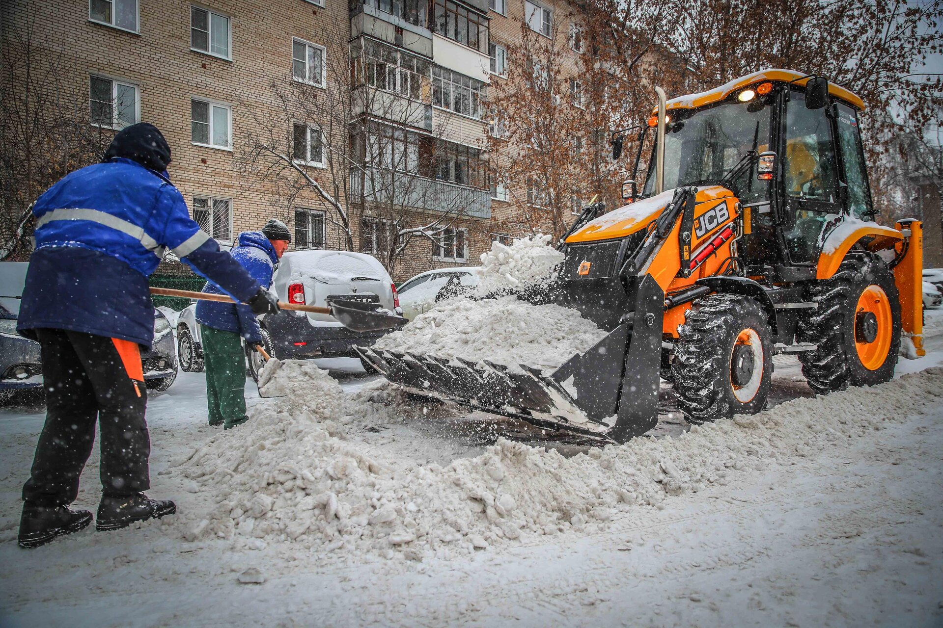 Очистка дворов от снега и наледи в Перми — уборка снега, трактор и ручная, цены от 536 руб. | ПроМусор
