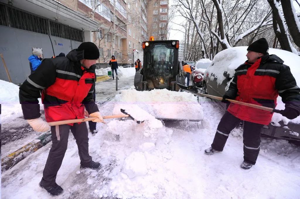 Очистка дворов от снега с гарантией результата в Перми в октябре